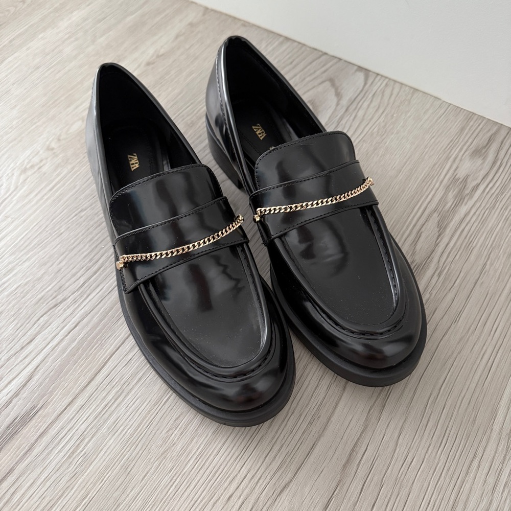 Zara Women's Black Loafers with Gold Chain